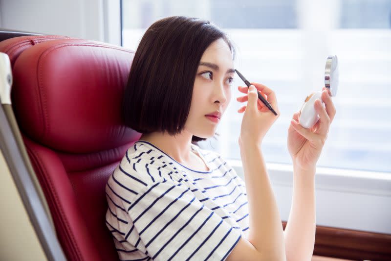 Le rituel maquillage de certaines dans les transports en commun fait débat. [Photo: Getty]