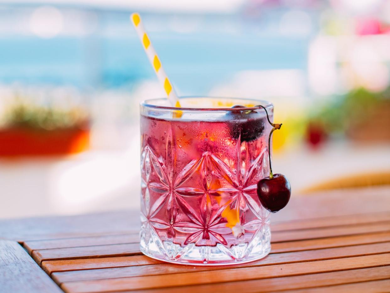 Delicious and Refreshing Summer dirty-shirley Cocktail