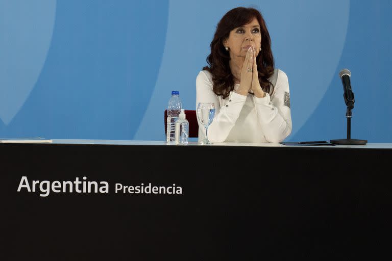El texto de Cristina Kirchner dej&#xf3; el peso del acuerdo con el FMI sobre las espaldas de Alberto Fern&#xe1;ndez (AP Foto/Natacha Pisarenko)