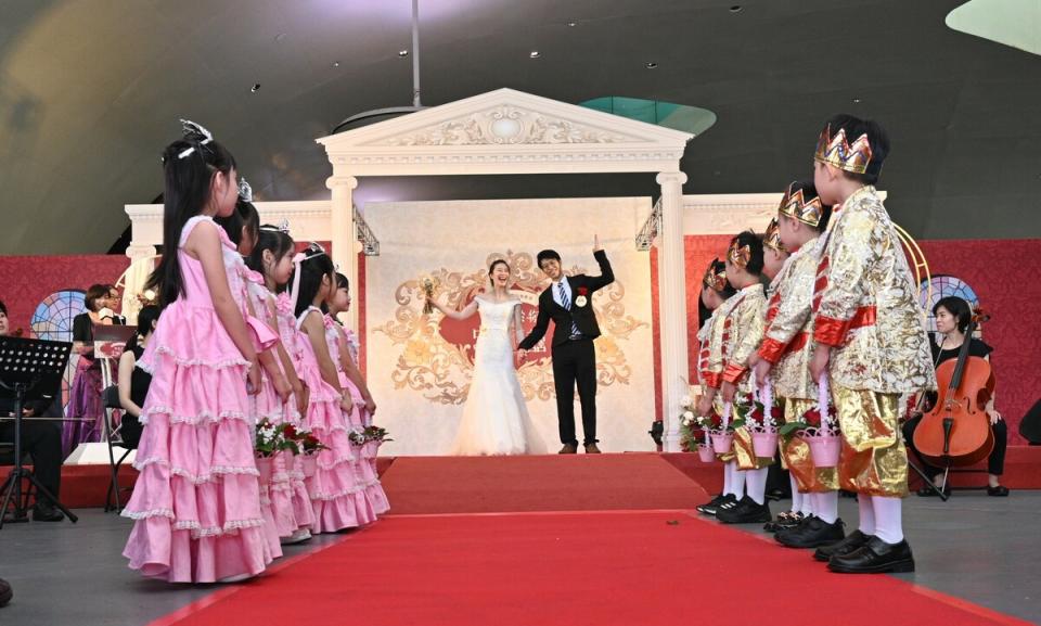 中鋼集團結婚典禮，新人依序進場。   圖：中鋼集團/提供