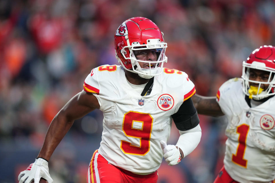 El receptor abierto de los Kansas City Chiefs, JuJu Smith-Schuster (9), celebra su recepción de touchdown en el tercer cuarto contra los Denver Broncos en Empower Field en Mile High.