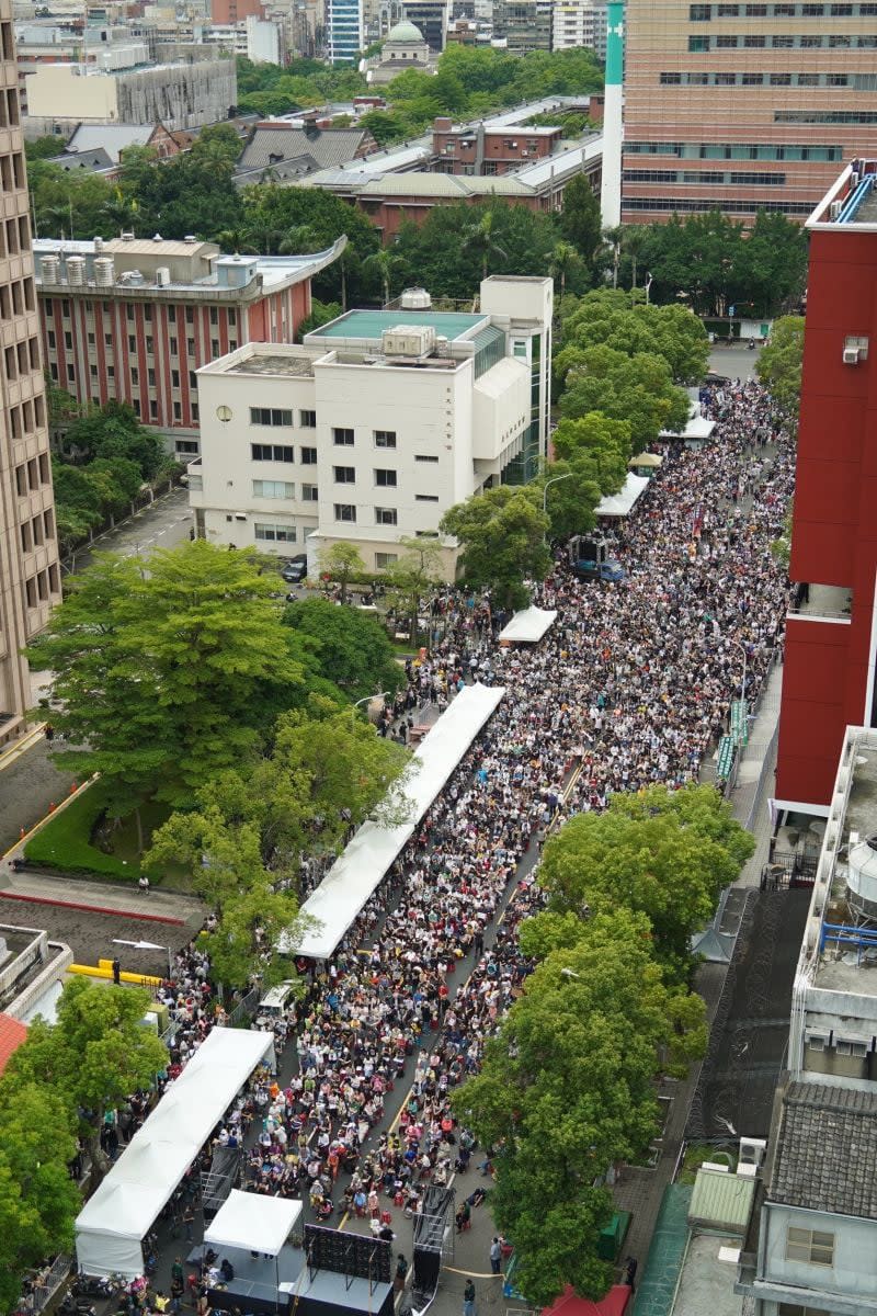 立法院議場外人潮越來越多已佔據整條濟南路。林泊志攝