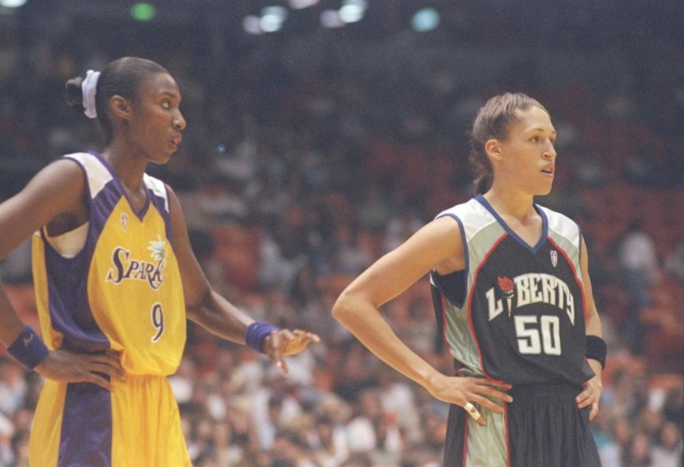 Future Hall of Famers Lisa Leslie (links) en Rebecca Lobo stonden tegenover elkaar in de eerste wedstrijd van de WNBA.  (Todd Warshaw/Getty Images)