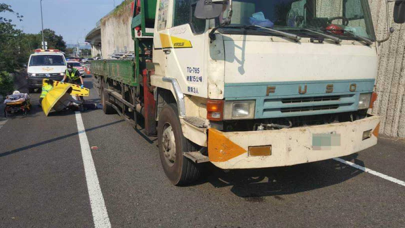 大貨車上26歲女乘客掉落國道，雙腿再被大貨車輾過嚴重骨折。（圖／國道七隊提供）