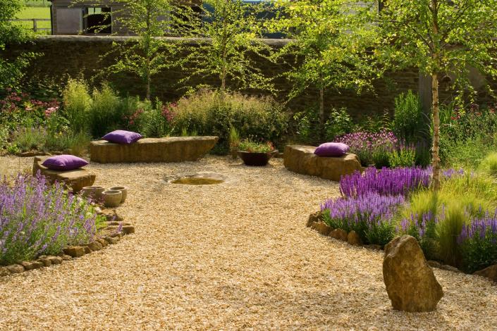 Soften the hardness of stone with gravel and violet salvia.