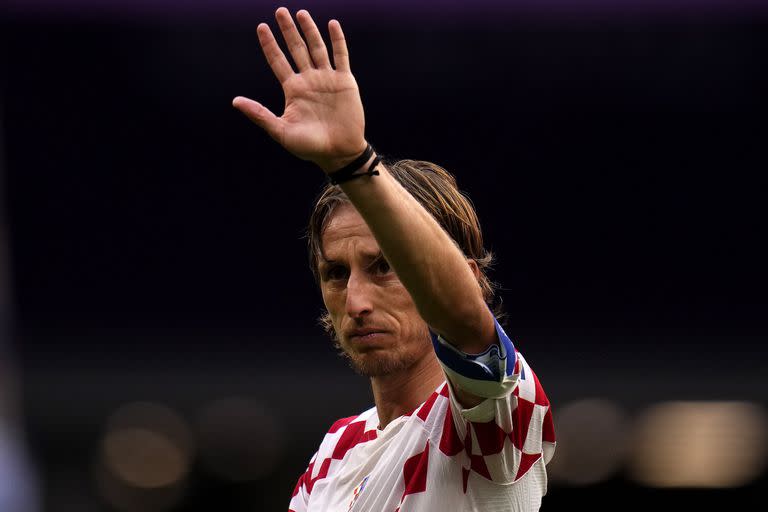 El croata Luka Modric saluda a los aficionados tras un juego del Grupo F del Mundial entre Croacia y Marruecos, en el estadio Al Bayt, en Jor, Qatar, el 23 de noviembre de 2022. (AP Foto/Manu Fernández)