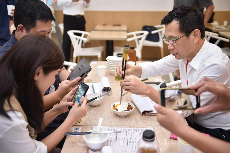 專業評審實地走訪店家試吃肉燥飯。   圖：高雄市政府/提供