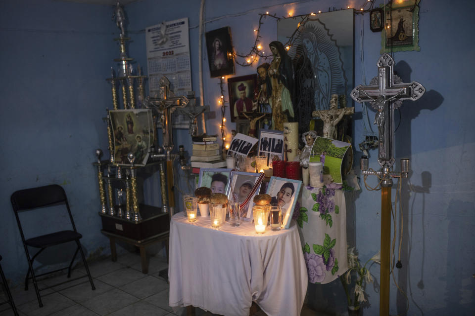 Fotografías de Jair Valencia (izquierda), Misael Olivares (centro) y Yovani Valencia, expuestas en un altar en su casa en San Marcos Atexquilapan, en el estado de Veracruz, México, el 13 de julio de 2022. Son tres de los migrantes que fallecieron a causa del calor y la deshidratación en un tráiler abandonado por traficantes de personas a las afueras de San Antonio el pasado 27 de junio. (AP Foto/Félix Márquez)