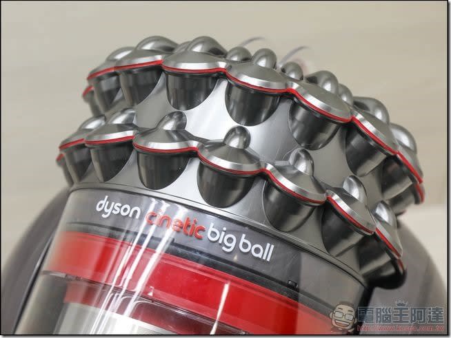 Dyson Cinetic Big Ball圓筒式吸塵器開箱心得，集微震氣旋技術與不倒翁科技大成的圓筒式吸塵器