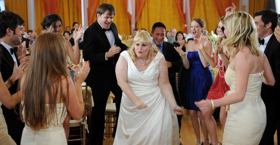 Etwas züchtiger ging es bei diesem Junggesellenabschied zu: In "Die Hochzeit unserer dicksten Freundin" (2011) ist die Mädelsclique von Braut Becky (Rebel Wilson, Mitte) aber nur halb so loyal wie ihre männlichen Kollegen. (Bild: Studiocanal)