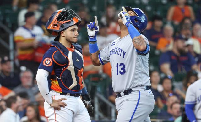 Kansas City Royals Catcher Salvador Perez to Become U.S. Citizen