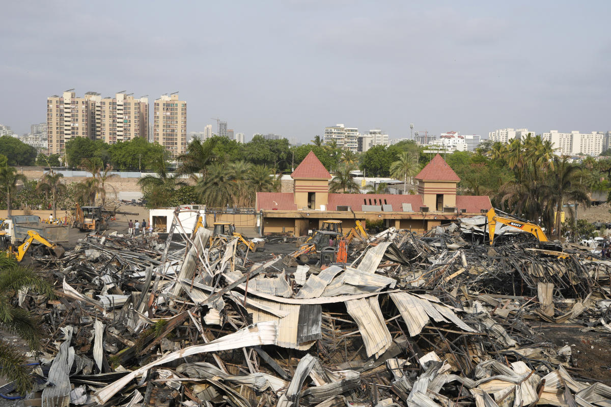 Os corpos de 27 pessoas foram “queimados de forma irreconhecível” num grande incêndio num parque de diversões indiano, disseram familiares.