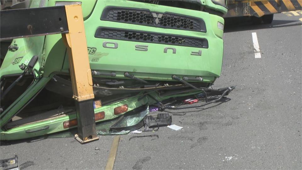 疑轉彎失去重心　聯結車180度翻覆.車頭被壓扁