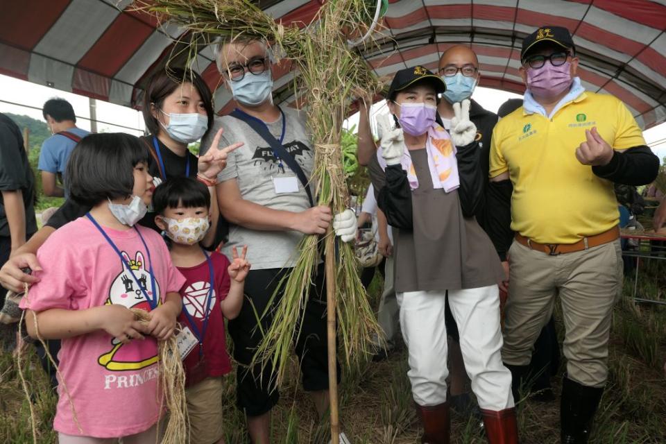 台北市副市長黃珊珊與民眾一同製作稻草人。（北市產發局提供）