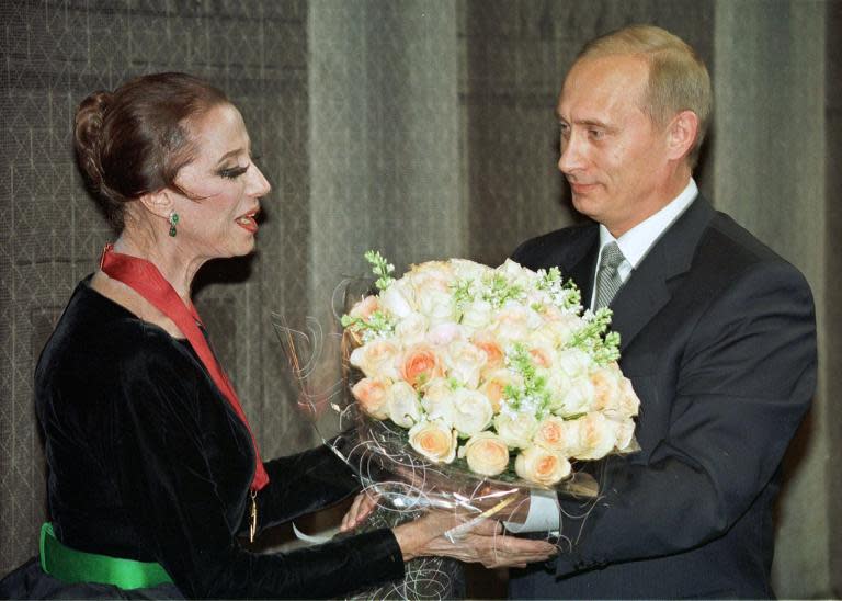 Vladimir Putin congratulates Maya Plisetskaya on her 75th birthday jubilee in the Bolshoi Theatre on November 20, 2000