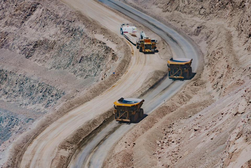 A trolley to electrically assist the movement of extraction trucks.