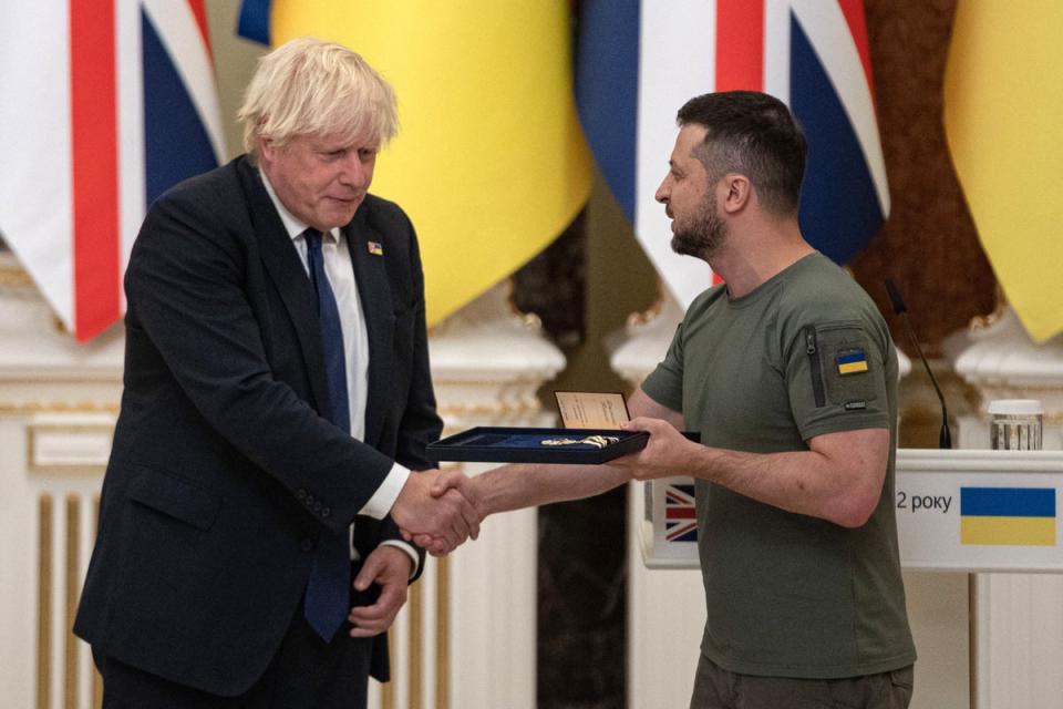 Zelensky (R) gives an award to Boris Johnson in 2022 (Getty Images)