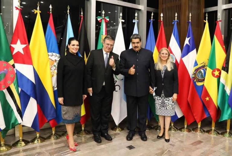 18-09-2021 El presidente de Venezuela, Nicolás Maduro, junto al ministro de Exteriores de México, Marcelo Ebrard, antes de la cumbre de la CELAC..  El presidente de Venezuela, Nicolás Maduro, se ha desplazado a México para participar en la cumbre de la Comunidad de Estados Latinoamericanos y Caribeños (CELAC) que se celebrará este sábado, aunque inicialmente su participación no estaba confirmada.  POLITICA ESPAÑA EUROPA MADRID INTERNACIONAL TWITTER @NICOLASMADURO