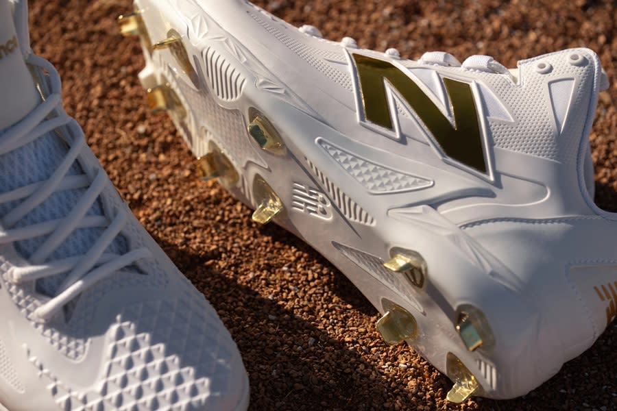 ▲「Ohtani 1」棒球鞋金色的NB Logo搭配鞋楦上的三角形設計相當亮眼。（New Balance提供）