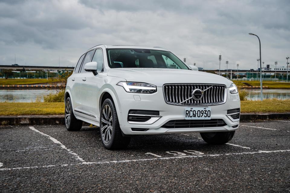 試駕車為七人座 XC90 T8 Inscription，售價 369 萬元。