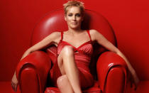 <p>Es gab eine Zeit, da war Sharon Stone eine der angesagtesten Schauspielerinnen ihrer Zunft. Und einen Teil ihres Erfolgs hatte sie sicher auch ihrem Aussehen zu verdanken. Doch obwohl die meisten Menschen sie aus „Basic Instinct“ zu kennen meinen, hatte sie ihren Leinwand-Durchbruch schon zwei Jahre zuvor mit „Total Recall“. Pünktlich zum Filmstart 1990 erschien die Schauspielerin nackt im „Playboy“. Bei ihrem nächsten Auftritt in dem Erotik-Magazin 1992 aber ging es weniger um Werbung als um einen einfachen Kick, so Stone. (Bild: Facebook / Shannon Tweed)</p>