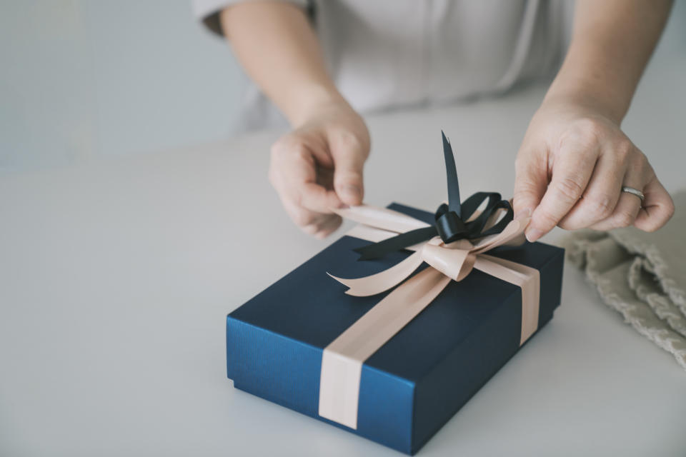 有網友發現，自己每次送給婆婆的禮物最後都會出現在大姑手上。（示意圖／Getty Images）