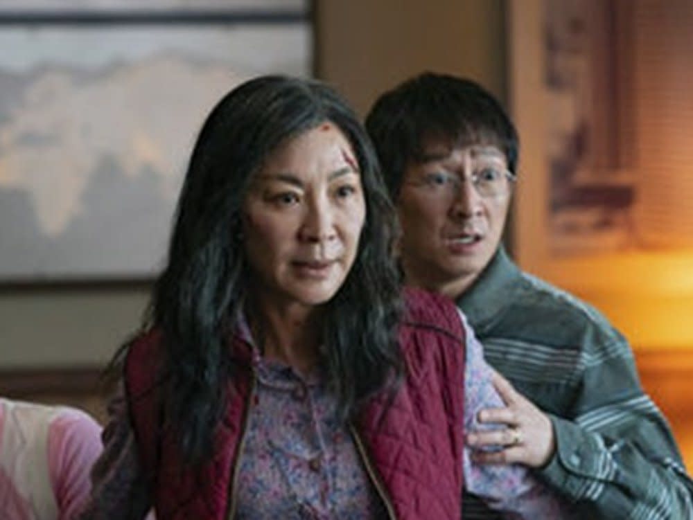 Michelle Yeoh und Ke Huy Quan in "Everything Everywhere All at Once". (Bild: Leonine)