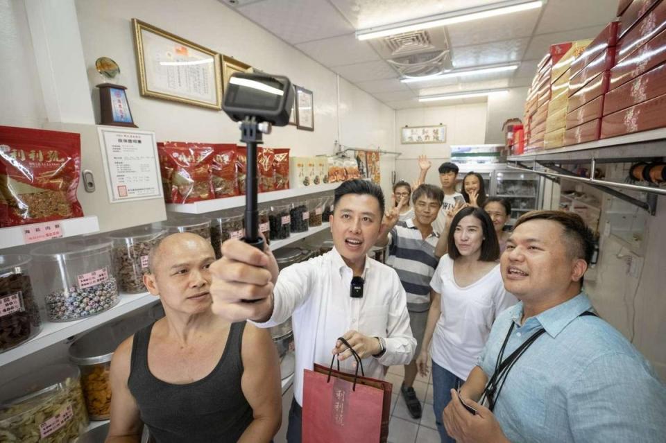 利利號是新竹市有59年歷史的純手工肉酥、肉乾食品加工行，也是新竹市長林智堅（左2）的口袋美食。（新竹市政府提供）