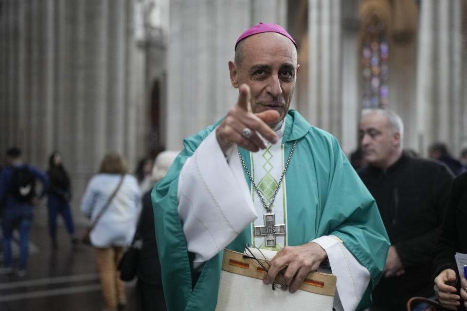 Monseñor Víctor Manuel Fernández, arzobispo de La Plata, sonríe tras una misa en la catedral de La Plata, Argentina, el domingo 9 de julio de 2023. A pocas semanas de viajar a Roma para asumir la dirección de un puesto clave en el Vaticano, el arzobispo argentino Fernández se defiende de quienes desenterraron su libro “Sáname con tu boca. El arte de besar” -que escribió cuando era párroco en un pueblo argentino- y le cuestionaron por no ser alguien idóneo para el nuevo cargo como Prefecto del Dicasterio para la Doctrina de la Fe. (AP Foto/Natacha Pisarenko)