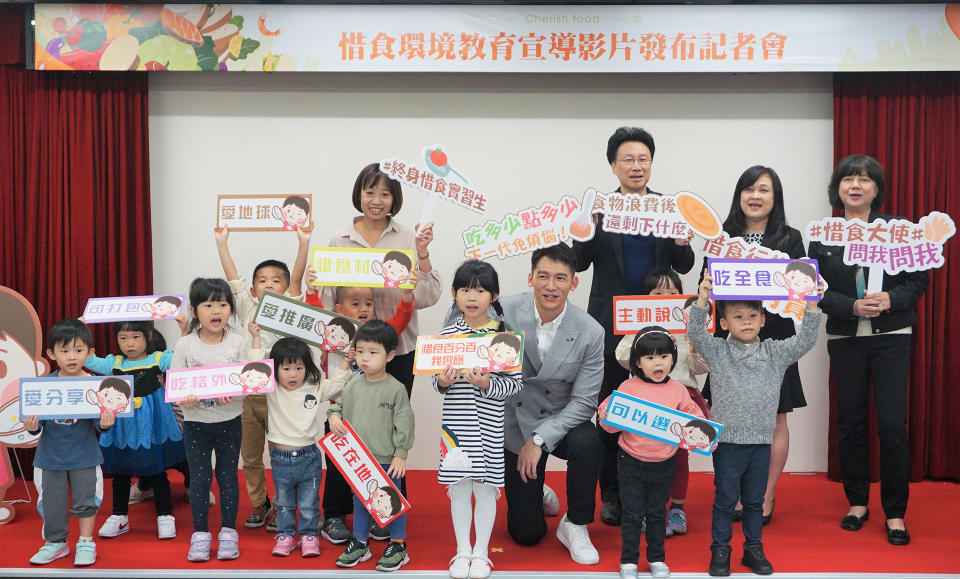 綜計處長劉宗勇偕溫昇豪先生與孩子們合照