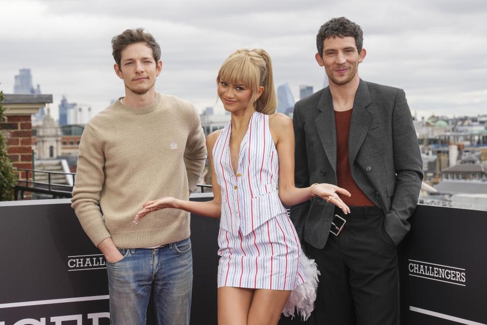 Mike Faist, de izquierda a derecha, Zendaya, y Josh O'Connor posan en una sesiónde la película "Challengers" el 11 de abril de 2024 en Londres. (Foto Scott A Garfitt/Invision/AP)