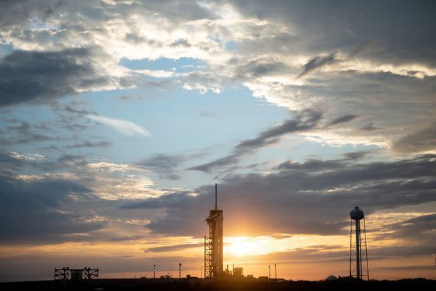 <p>La fusée Falcon 9 de SpaceX, avec tout en haut, la capsule Dragon dans laquelle Thomas Pesquet et son équipage vont voyager en direction de la Station spatiale internationale (ISS).</p>