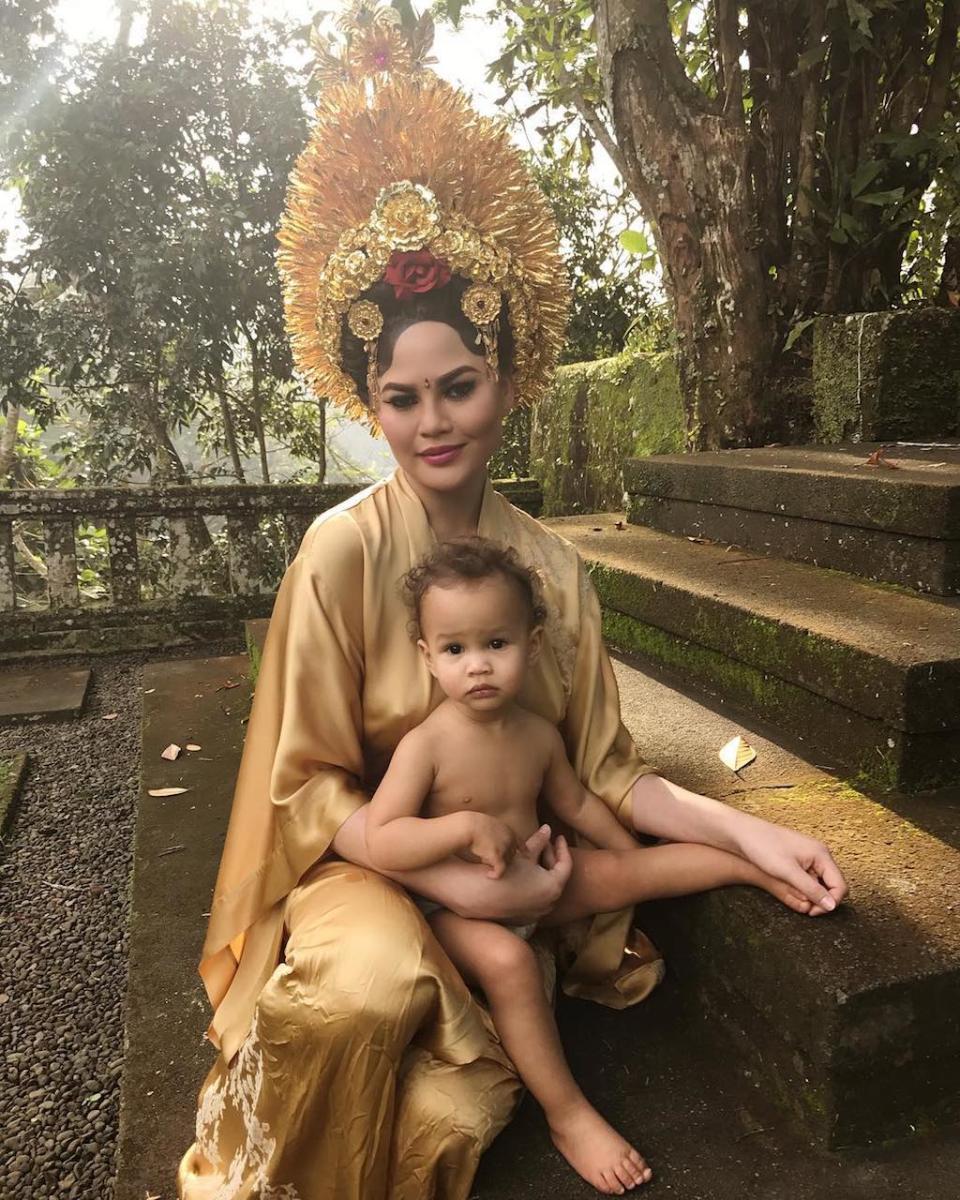 <p>Teigen held her adorable 15-month-old daughter, <a rel="nofollow" href="https://www.yahoo.com/celebrity/luna-legends-baby-album-000000687.html" data-ylk="slk:the famous Luna Legend;elm:context_link;itc:0;sec:content-canvas;outcm:mb_qualified_link;_E:mb_qualified_link;ct:story;" class="link  yahoo-link">the famous Luna Legend</a>, while <a rel="nofollow noopener" href="https://www.instagram.com/p/BWmHrqkFHLF/?taken-by=chrissyteigen" target="_blank" data-ylk="slk:wearing ceremonial costumes;elm:context_link;itc:0;sec:content-canvas" class="link ">wearing ceremonial costumes</a> during a trip to Bali with husband John Legend. (Photo: Chrissy Teigen via Instagram) </p>