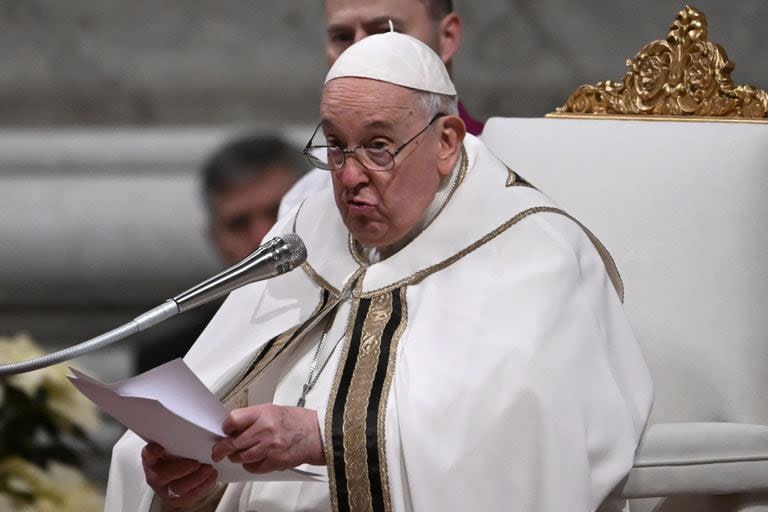 El Papa Francisco preside la misa de Nochebuena en la Basílica de San Pedro en el Vaticano el 24 de diciembre de 2023