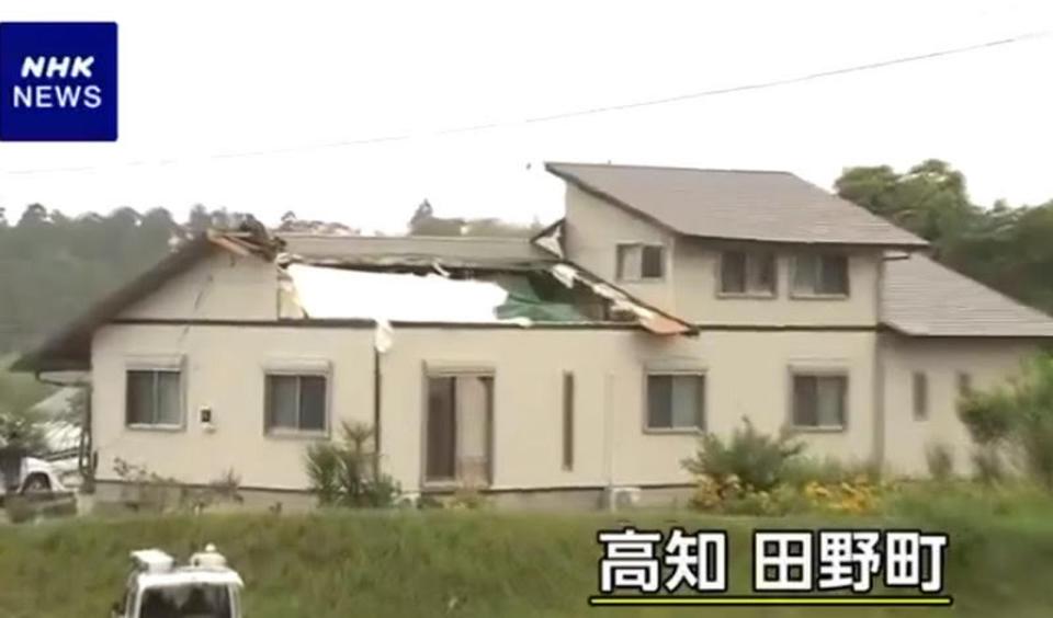 日本四國高知地區突然發生強風，導致房屋屋頂被吹翻。（翻攝X@nhk_news）