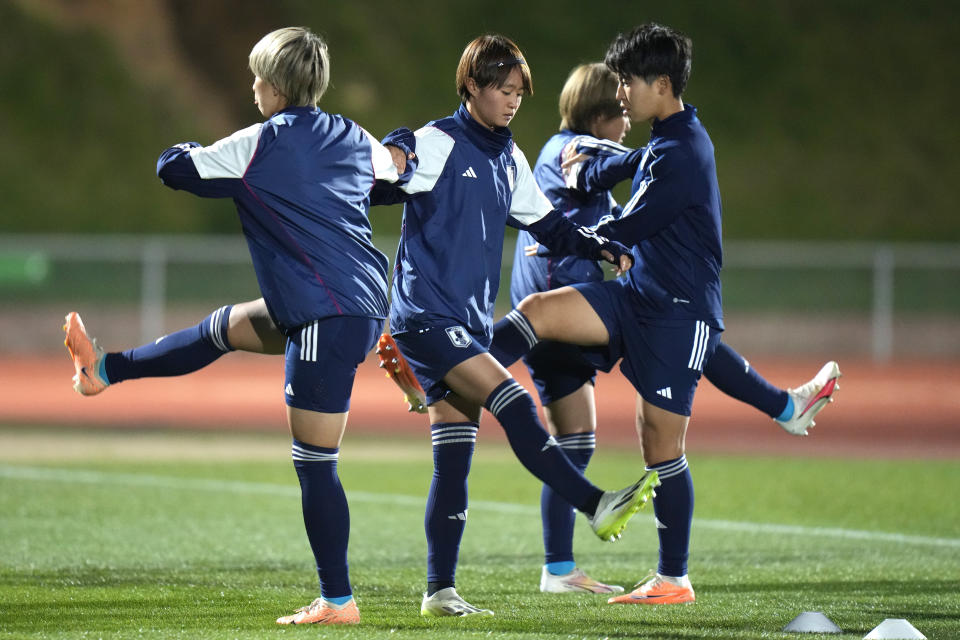 Japan's Hinata Miyazawa, center, warms up during a training session ahead of the round of 16 Women's World Cup soccer match between Japan and Norway in Wellington, New Zealand, Friday, Aug. 4, 2023. (AP Photo/Alessandra Tarantino)