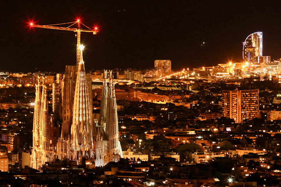 聖母塔點燈與巴塞隆納夜景（Image Source : REUTERS/Nacho Doce）