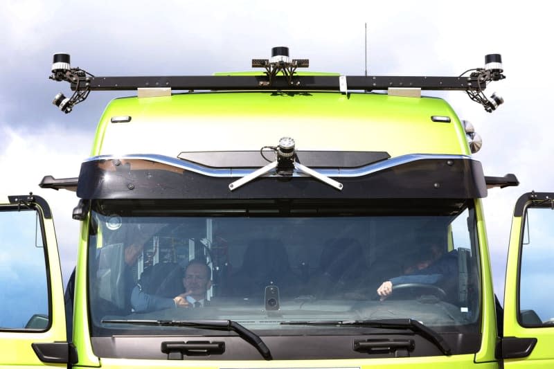 Volker Wissing (2L), German Minister of Transport, sits next to Alexander Vlaskamp (L), CEO of MAN Truck & Bus SE, in a MAN truck that can be driven autonomously. On the A9 north of Munich, Wissing drove in a computer-controlled semitrailer truck from Allershausen almost ten kilometers to the Fuerholzen-West service area. Karl-Josef Hildenbrand/dpa