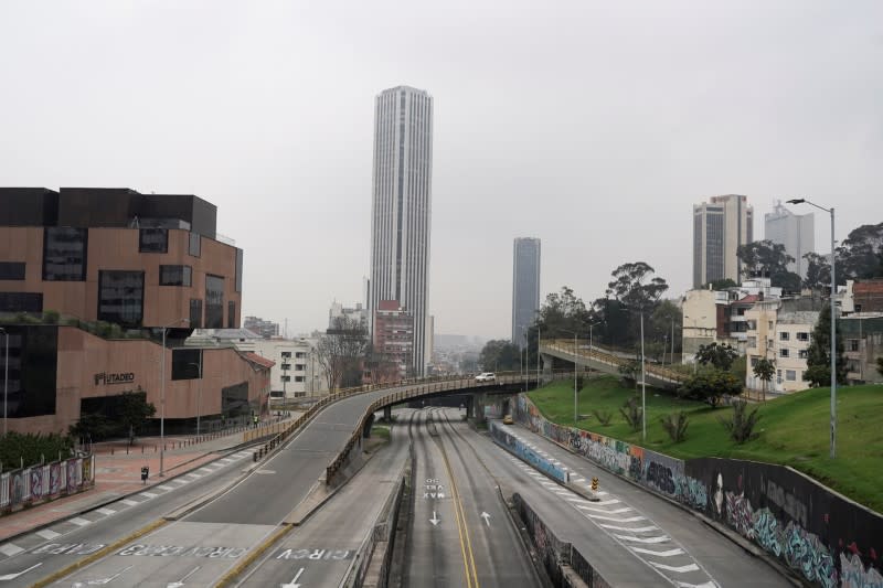 Panorámica de una calle solitaria durante el aislamiento obligatorio de cuatro días decretado por la alcaldía como medida preventiva contra la propagación del coronavirus en Bogotá