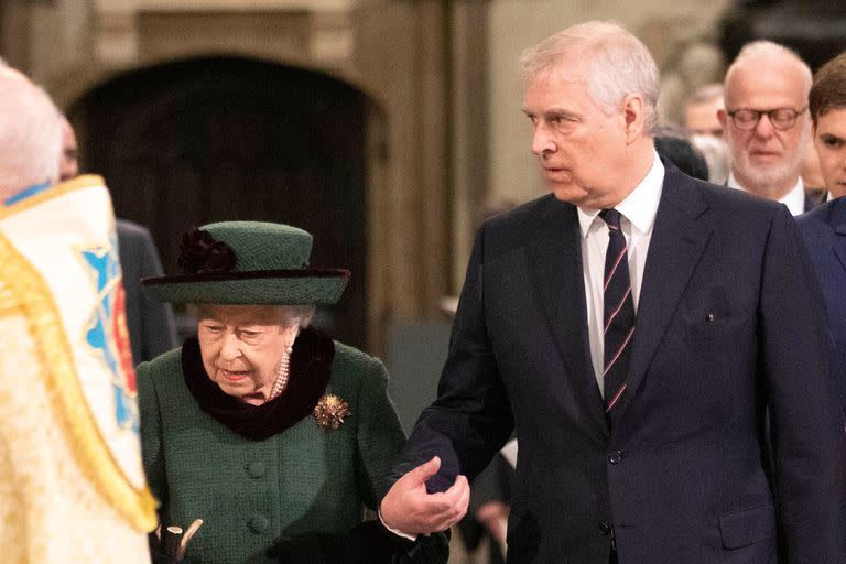 La reina Isabel II de Gran Bretaña y el príncipe Andrés, duque de York, llegan para asistir a un servicio de acción de gracias por el príncipe Felipe, duque de Edimburgo, en la Abadía de Westminster en el centro de Londres el 29 de marzo de 2022. 