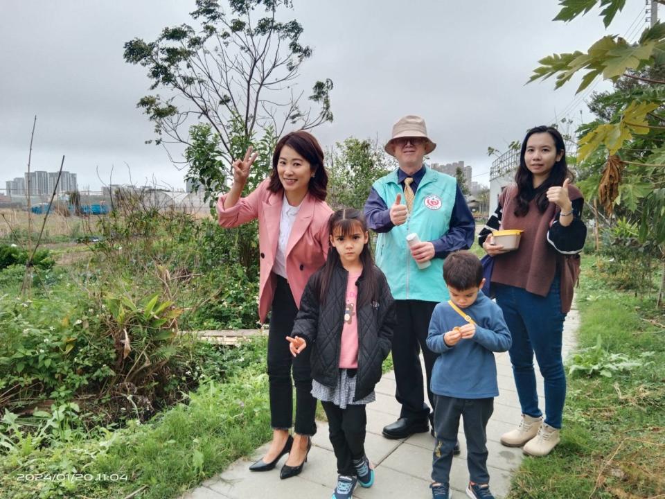 民眾親子在慢飛兒樂活園享受田園樂趣。（圖/記者黃溎芬攝）