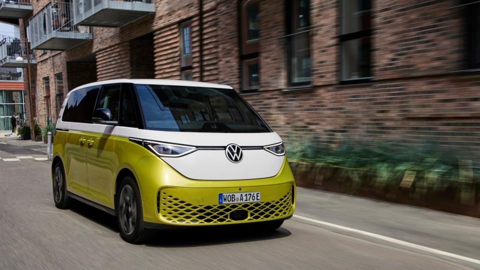 Der elektrische VW-Bully ID.Buzz von Volkswagen fährt auf der Straße