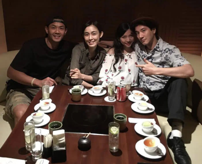 Jinglei (third from the left) denied that Leehom, Fan Fan and Blackie Chen had a strange relationship