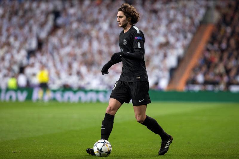 El centrocampista francés del Paris Saint Germain Adrien Rabiot, autor del gol contra el Real Madrid, durante el partido de ida de octavos de final de la Liga de Campeones. EFE