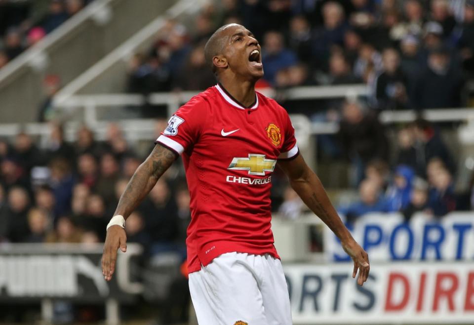 Man United midfielder Ashley Young celebrates his winning goal at Newcastle. (AFP Photo/Ian MacNicol)