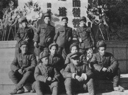 1950年10月毛岸英（後排左二）赴北韓前在丹東和戰友合影。（圖／網路）