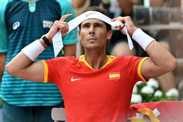 Rafa Nadal se cambia la cinta para el pelo durante su victoria ante Marton Fucsovics en la primera ronda del torneo olímpico. En París, el 28 de julio de 2024. (Miguel MEDINA)