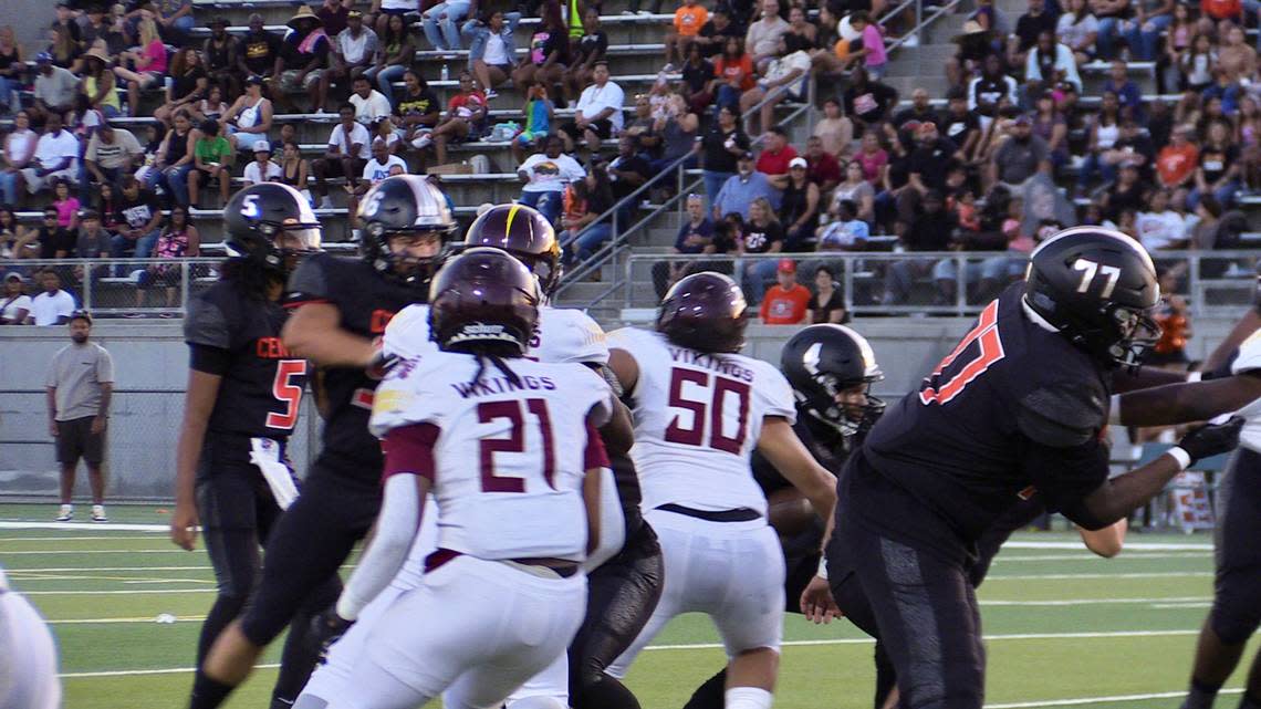 Central running back David Bell runs for yards against Edison-Stockton on Friday, Aug. 18, 2023. The Grizzlies defeated the Vikings 48-13. ANTHONY GALAVIZ/agalaviz@fresnobee.com