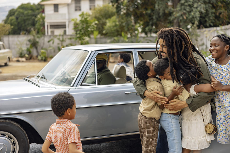 En esta imagen proporcionada por Paramount Pictures, Kingsley Ben-Adir en "Bob Marley: One Love". (Chiabella James/Paramount Pictures vía AP)