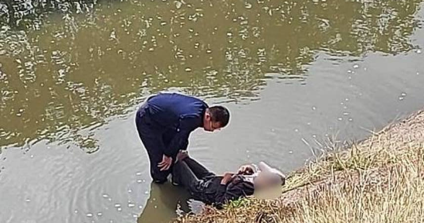 新營警在後鎮大排水道尋獲失踪顏男，立即上前救援。（圖／翻攝畫面）